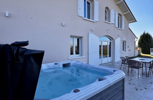 Saint-Sulpice-de-Faleyrens Villa | Maison Blanche 3 CH 3SDB 1 sofa bed View