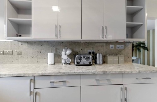 Maidenhead House | Maidenhead 4Bed, 2BA w/Parking