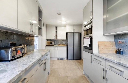 Maidenhead House | Maidenhead 4Bed, 2BA w/Parking