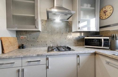 Maidenhead House | Maidenhead 4Bed, 2BA w/Parking