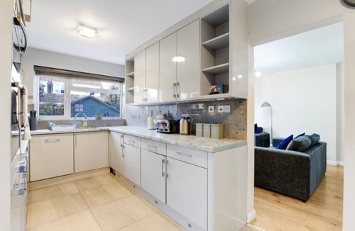 Maidenhead House | Maidenhead 4Bed, 2BA w/Parking