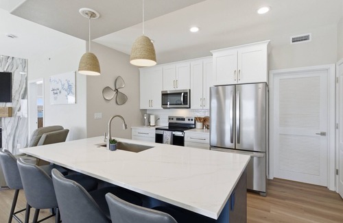 Lake Ozark Condo | Main Channel Views, Screened Porch, Pool & Boat Slip