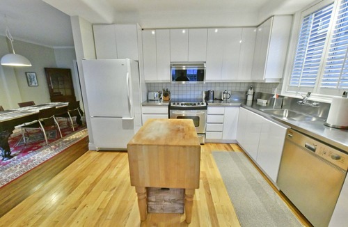 Sunnyside Apartment | Main Floor Apt Steps to High Park, Lake Ontario, dining, shopping;: Private deck