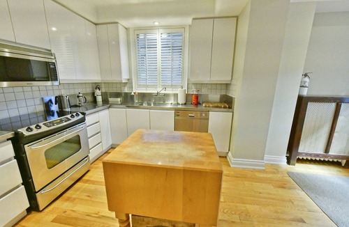 Sunnyside Apartment | Main Floor Apt Steps to High Park, Lake Ontario, dining, shopping;: Private deck