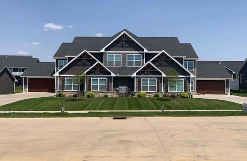 Bettendorf Condo | Main Floor Cozy 2 Bedroom Condo with a master suite in Bettendorf
