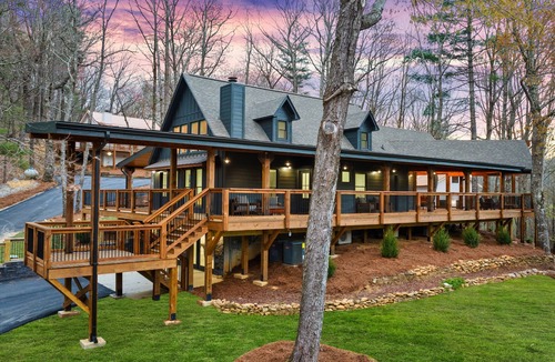 Blairsville House | Main-floor mountain view suite with firepits, deck, & lounge