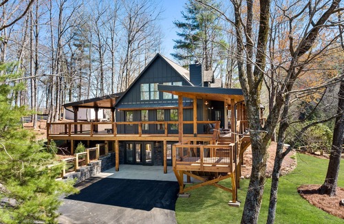 Blairsville House | Main-floor mountain view suite with firepits, deck, & lounge