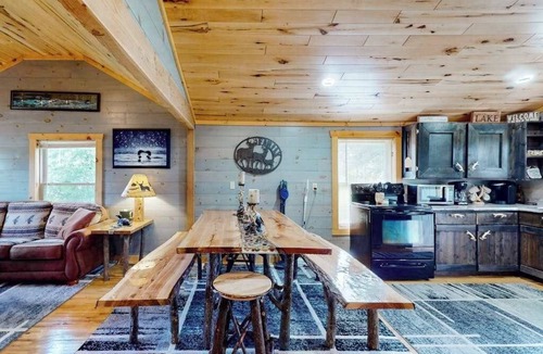 Mercer House | Main Level Cozy Home, Conveniently located near downtown by Lakes & Trails.