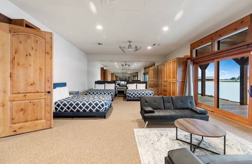 Elmaton Cabin | ★Main Lodge ★Delightfully Retreat Texas Ranch, lake, sleep 28-32★