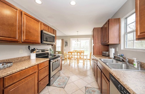 Monroe House | Main Street Cottage For 6