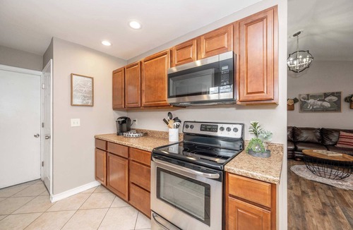 Monroe House | Main Street Cottage For 6