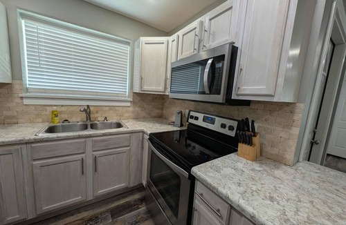Jonesboro House | Main Street Lodge 2 mins to Downtown Jonesboro and St. Bernards