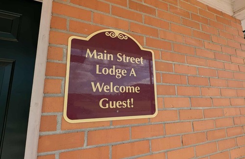 Jonesboro House | Main Street Lodge 2 mins to Downtown Jonesboro and St. Bernards