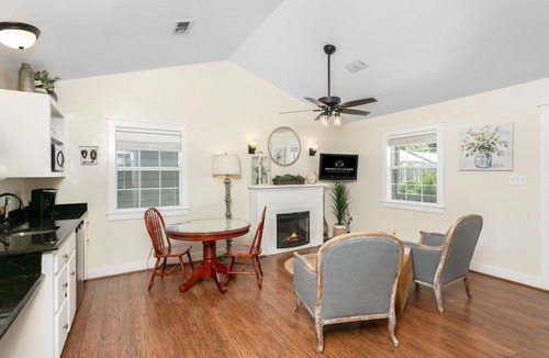 Fredericksburg Apartment | Main Street Retreat Beary Cozy suite | King Bed | Shared Hot Tub/Pool