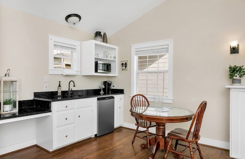 Fredericksburg Apartment | Main Street Retreat Beary Cozy suite | King Bed | Shared Hot Tub/Pool