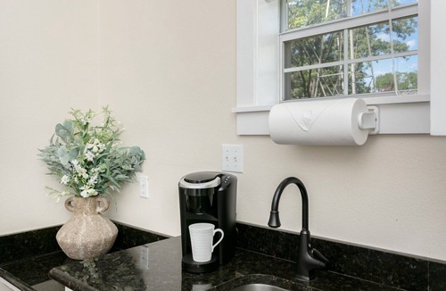 Fredericksburg Apartment | Main Street Retreat Beary Cozy suite | King Bed | Shared Hot Tub/Pool