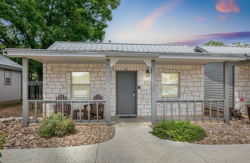 Fredericksburg Apartment | Main Street Retreat Beary Cozy suite | King Bed | Shared Hot Tub/Pool