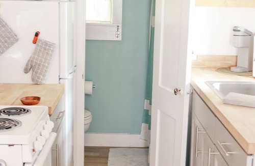 Hampden Cottage | MaineStay Cottage #5 With Fireplace & Fully Stocked Kitchen in Hampden/Bangor