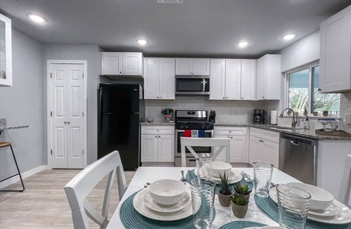 Northwest Los Angeles Heights House | MainHouse-Mins to Downtown! Serene at Santa Monica