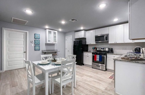 Northwest Los Angeles Heights House | MainHouse-Mins to Downtown! Serene at Santa Monica