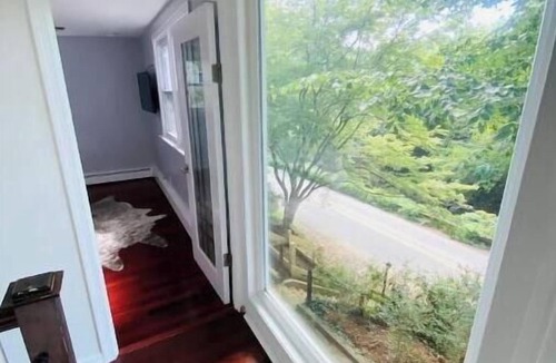 Valley Run House | Mainline Retreat with view 3 bdrm private home