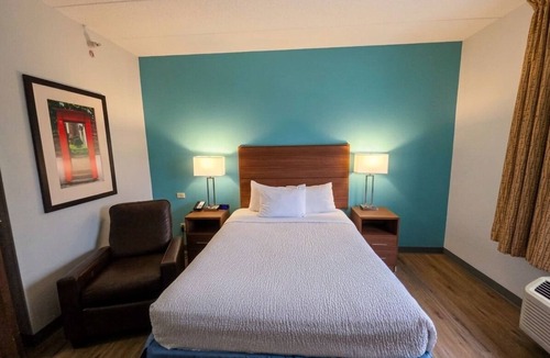Hillside Hotel | MainStay Suites Chicago, Hillside