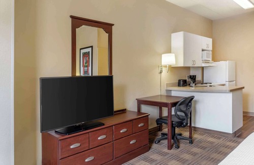 Hillside Hotel | MainStay Suites Chicago Hillside