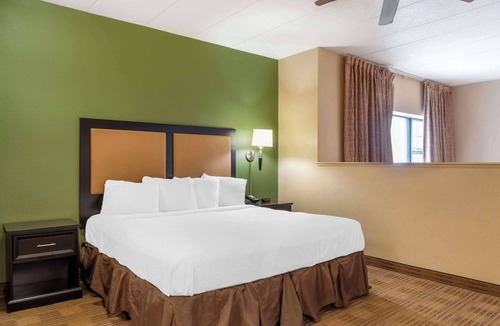 Hillside Hotel | MainStay Suites Chicago Hillside