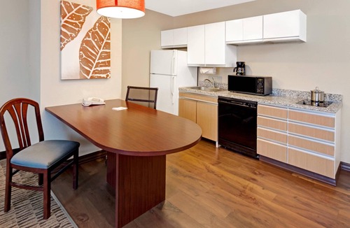 Auburn Hills Hotel | MainStay Suites Detroit Auburn Hills