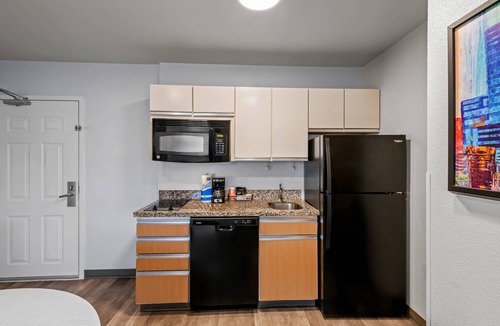 Greensboro Hotel | MainStay Suites Greensboro