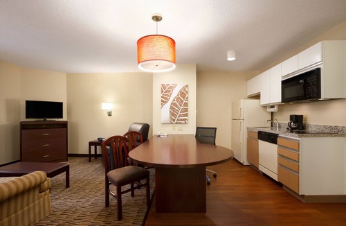 Greensboro Hotel | MainStay Suites Greensboro