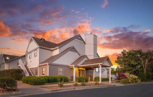 Richmond Heights Hotel | MainStay Suites St Louis - Galleria