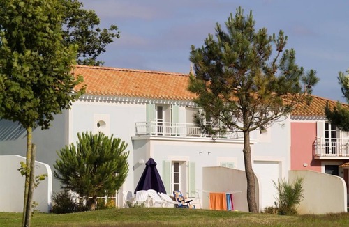 L'Aiguillon-sur-Vie House | Maison Abordable et cosy | Jardin + Piscine+ Golf