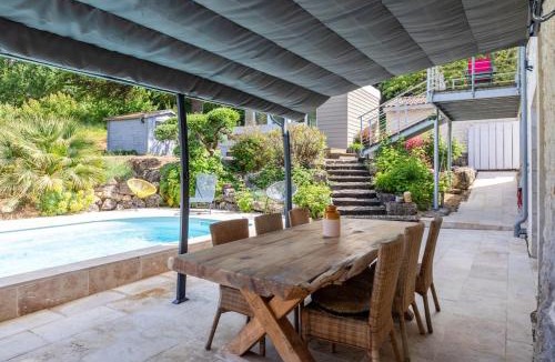 Sainte-Colombe-en-Bruilhois House | Maison de campagne avec Piscine