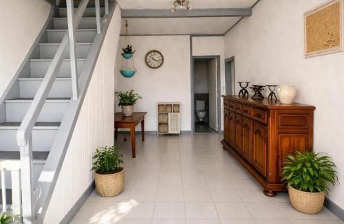 Cardeilhac House | Maison à Cardeilhac avec vue sur la montagne