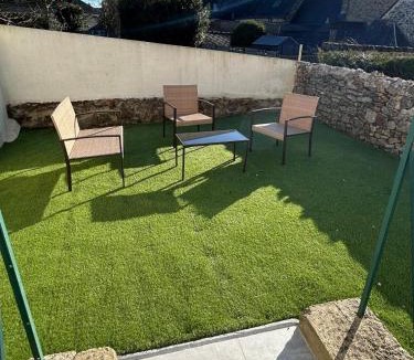 Le Bourgneuf-la-Foret House | Maison 2 chambres et un jardin