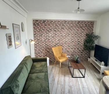 Laval Apartment | Maison 2Ch 2SDB Centre Laval WiFi