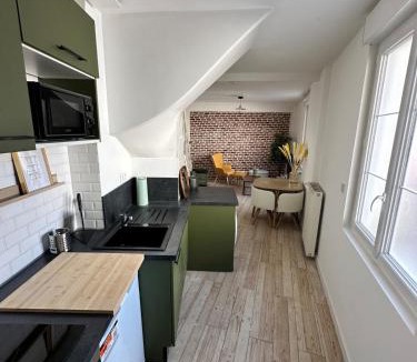 Laval Apartment | Maison 2Ch 2SDB Centre Laval WiFi