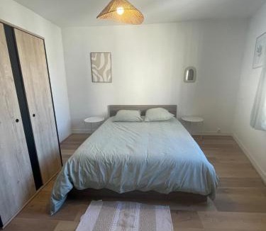 Laval Apartment | Maison 2Ch 2SDB Centre Laval WiFi