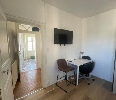 Laval Apartment | Maison 2Ch 2SDB Centre Laval WiFi