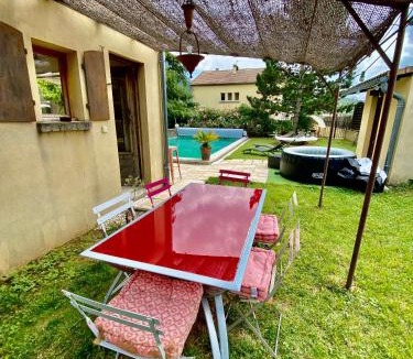 Alba-la-Romaine House | Maison 6p, 3ch, piscine, jacuzzi, cuisine d'été, jardin clos