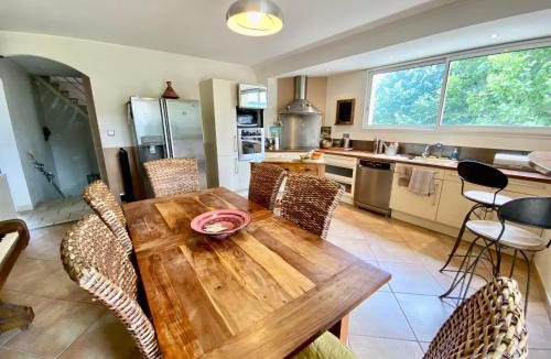 Alba-la-Romaine House | Maison 6p, 3ch, piscine, jacuzzi, cuisine d'été, jardin clos