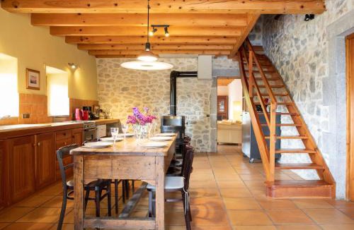 Rochecolombe House | Maison 6p, 3ch, piscine chauffée, rivière, randonnée, proche VALLON Pt d'Arc