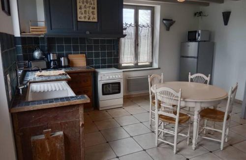 Saint-Pierre-de-Cheville House | Maison a la campagne