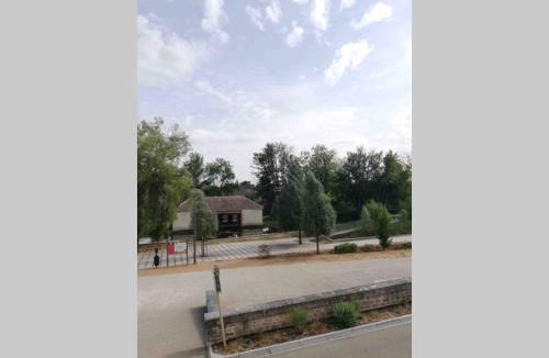 Gondrecourt-le-Chateau House | Maison accueillante