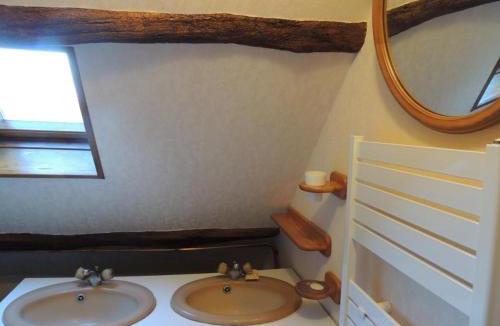 Champsecret House | Maison ancienne restaurée avec poêle à bois et animaux admis - FR-1-497-15