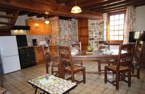 Champsecret House | Maison ancienne restaurée avec poêle à bois et animaux admis - FR-1-497-15