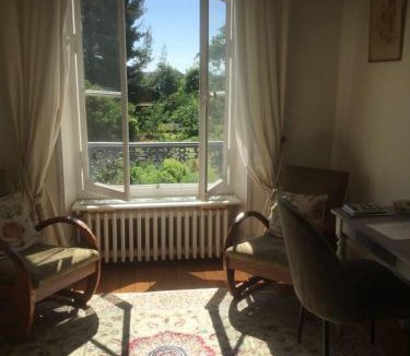 Vernon Bed & Breakfast | Maison Anne face to park in Vernon Giverny
