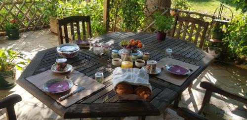 Vernon Bed & Breakfast | Maison Anne face to park in Vernon Giverny