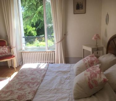 Vernon Bed & Breakfast | Maison Anne face to park in Vernon Giverny